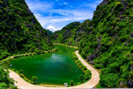 Am-Tien-pagoda-cave-Tuyet-Tinh-Coc-Ninh-Binh-Vietnam-2